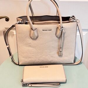 Michael Kors Woman's Light Gray Leather Handbag and Wallet